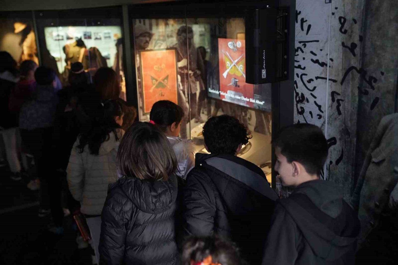 Çanakkale Savaşları Mobil Müzesi’ni ziyaret eden öğrenciler duygu dolu anlar yaşadı