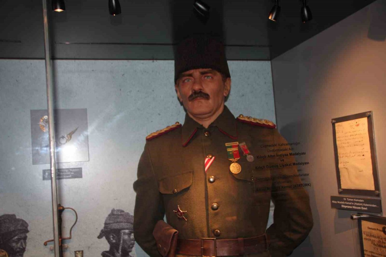 Çanakkale Savaşları Mobil Müzesi’ni ziyaret eden öğrenciler duygu dolu anlar yaşadı