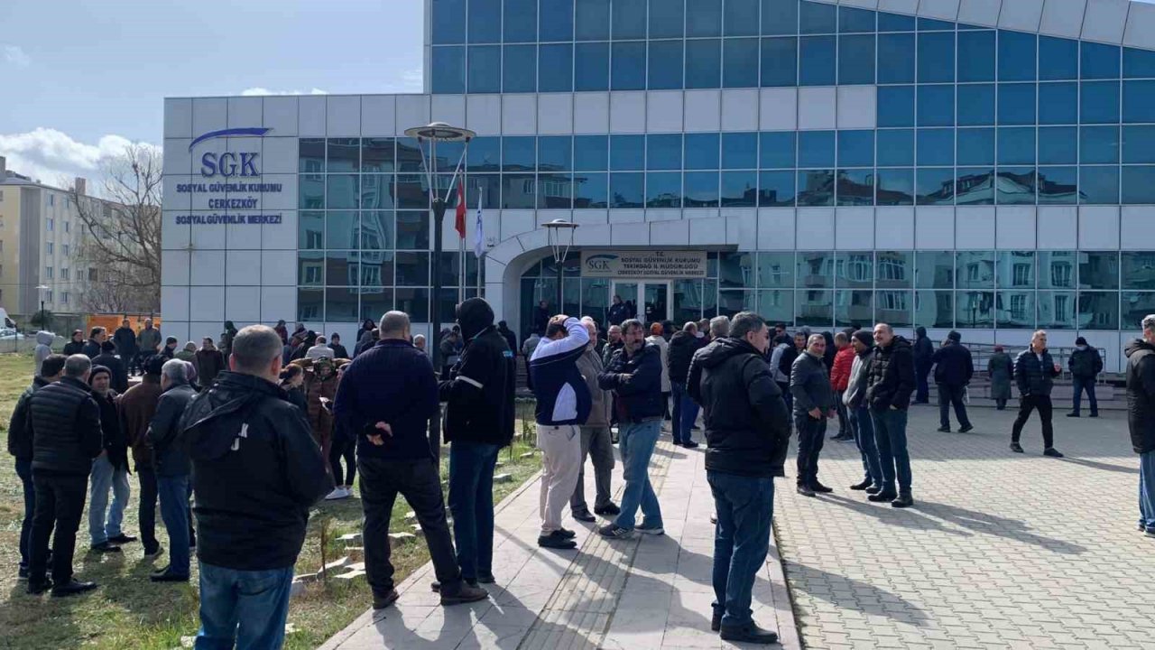 Çerkezköy’de EYT’liler SGK’ya akın etti