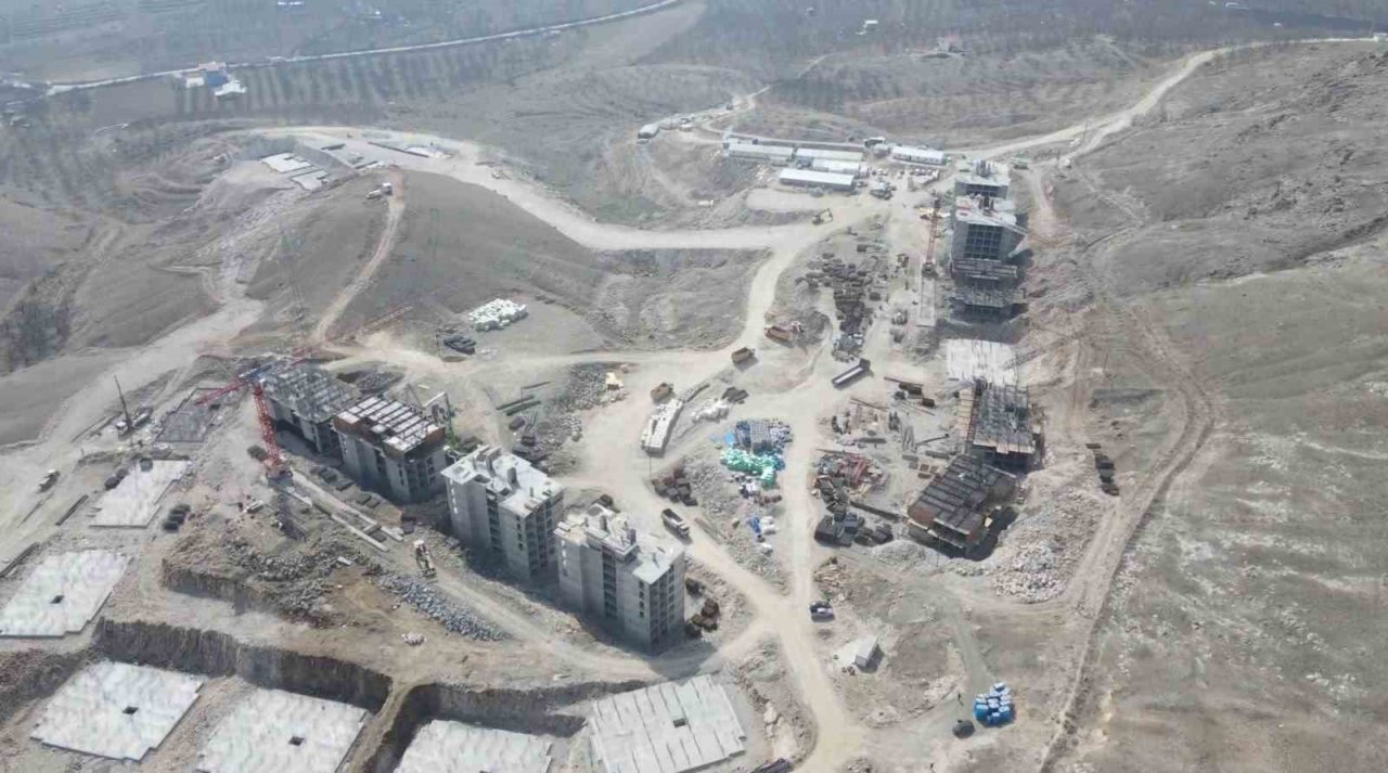 Bakan Kurum: “Malatya Battalgazi’de ilk kazmayı vurduk”