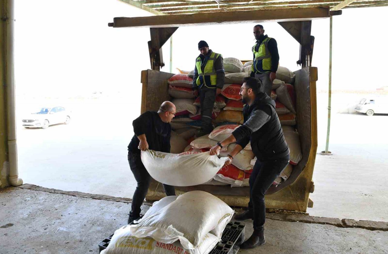 Depremden etkilenen üreticiler için bağışlanan yemler Eskişehir’den yola çıktı