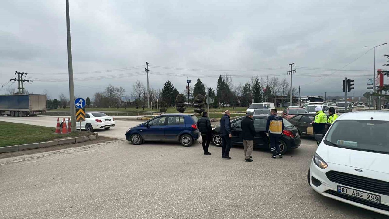 Otomobiller çarpıştı: 4 yaralı