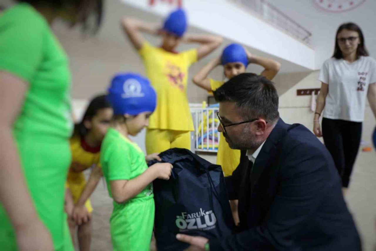 Depremzede çocuklara yüzme eğitimi