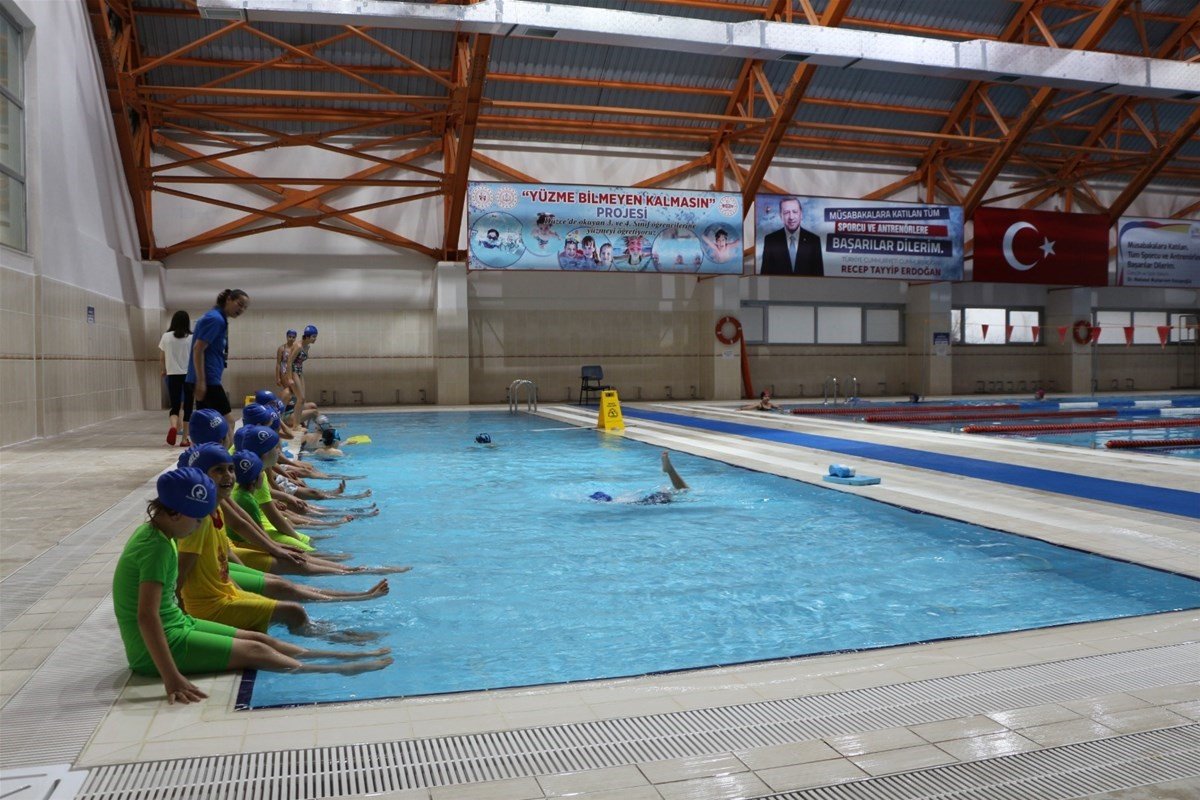Depremzede çocuklara yüzme eğitimi