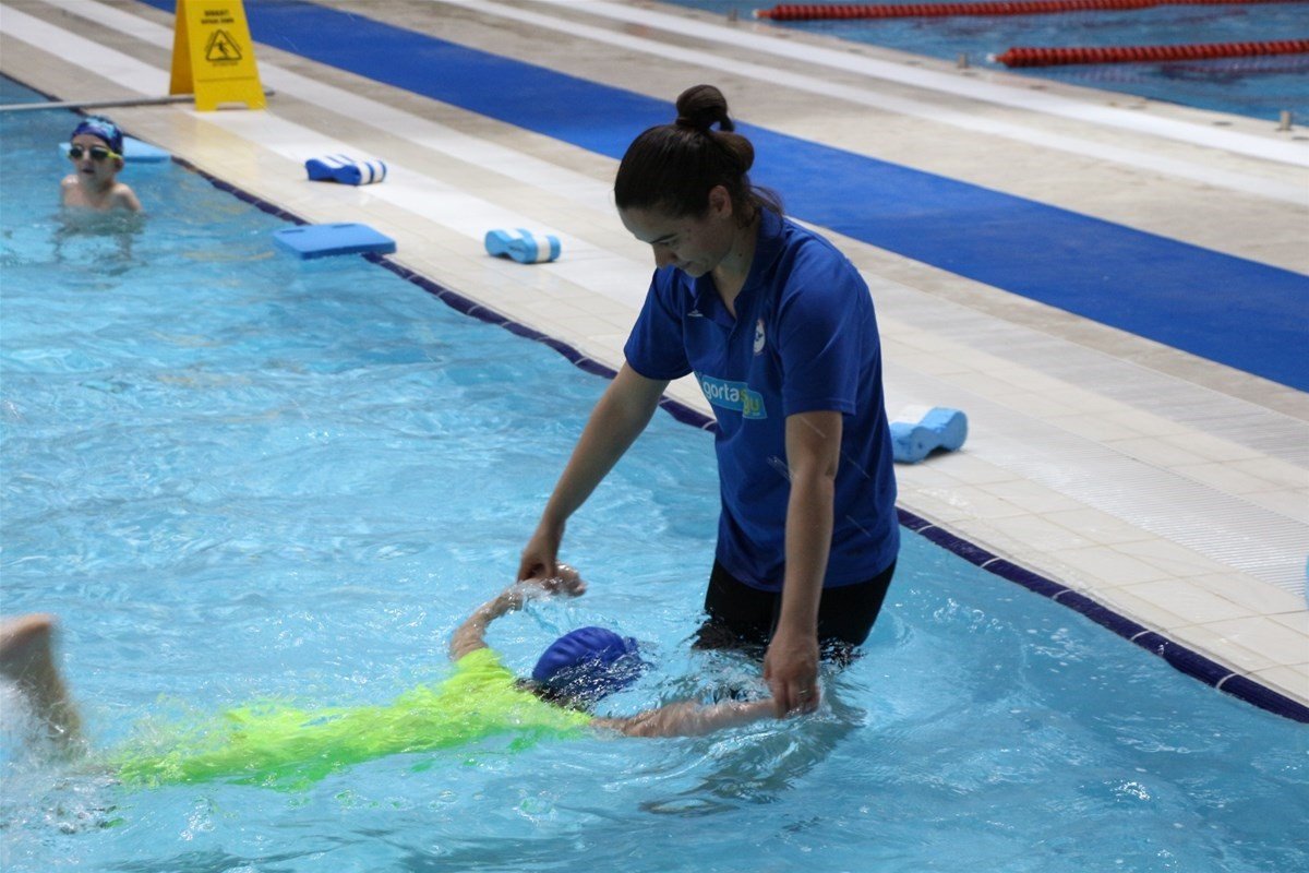 Depremzede çocuklara yüzme eğitimi