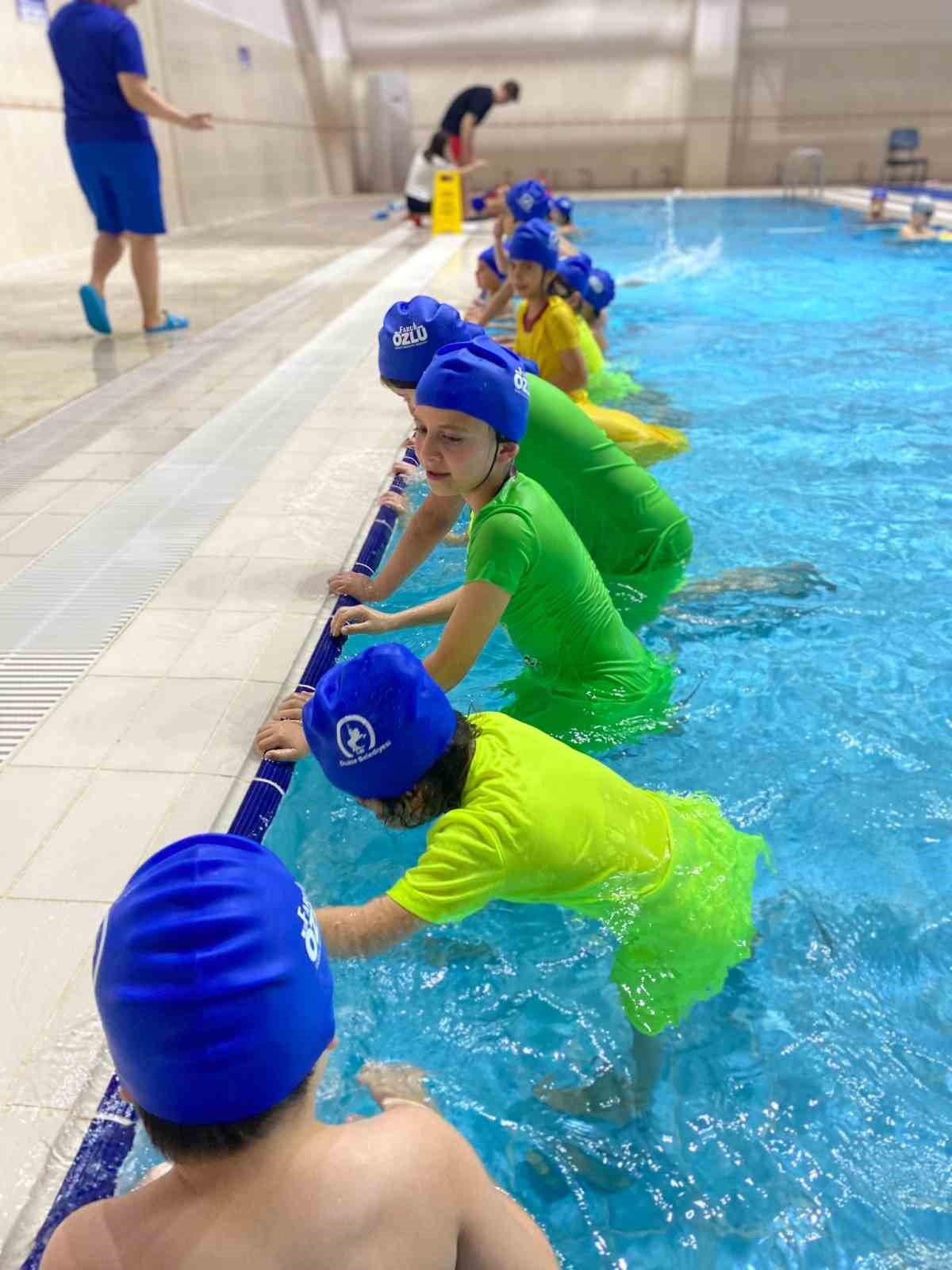 Depremzede çocuklara yüzme eğitimi