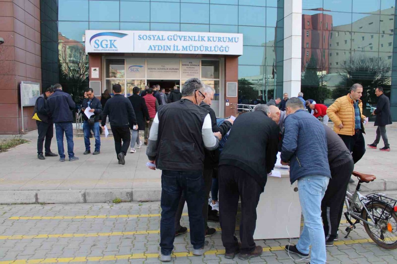 SGK’da erken saatlerde emeklilik kuyruğu