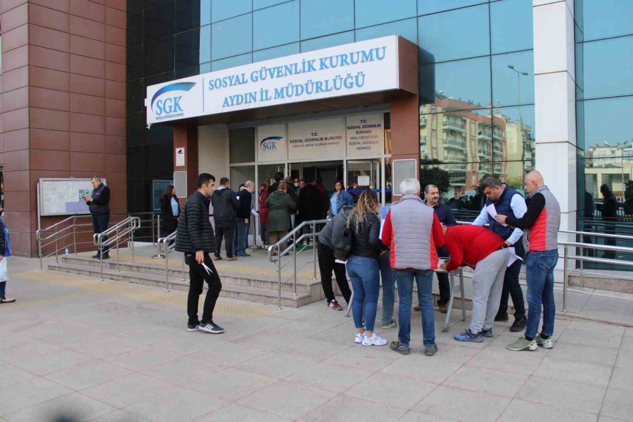 SGK’da erken saatlerde emeklilik kuyruğu