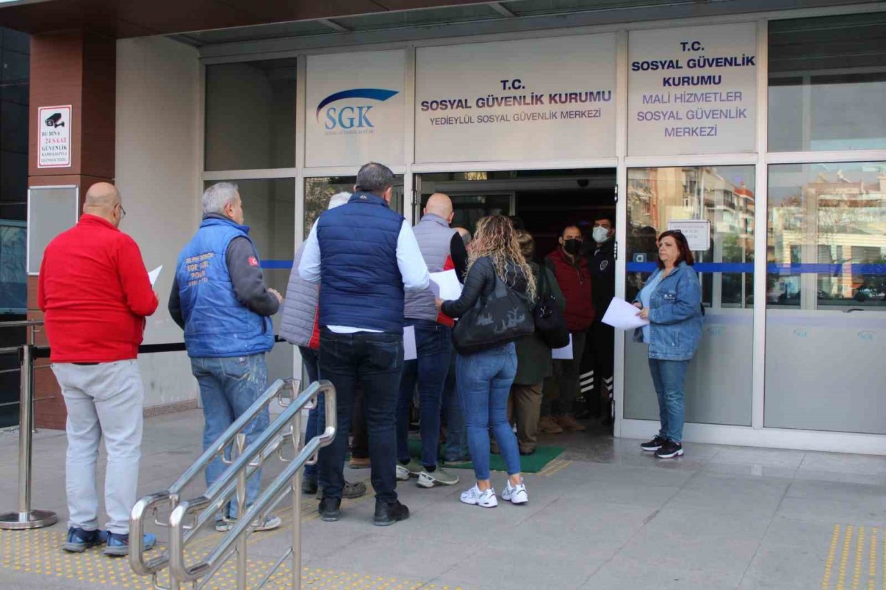 SGK’da erken saatlerde emeklilik kuyruğu