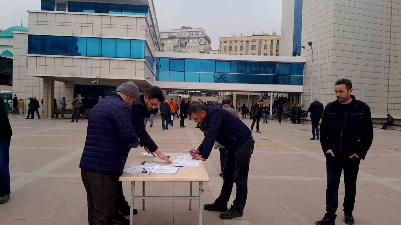 EYT’liler için Bursa’da örnek uygulama...Kurum dışına masa kurdular, kuyruğu bitirdiler