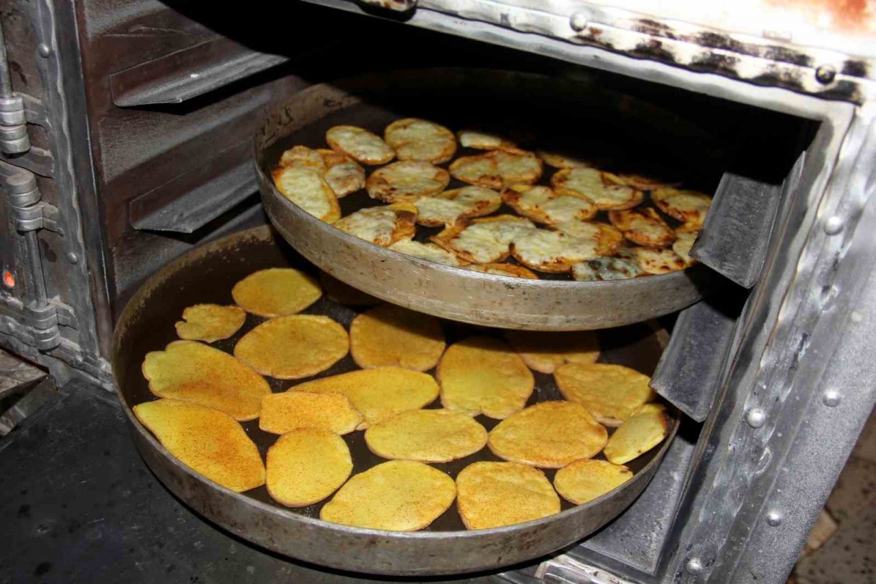 Erzincan’da kış gecelerinin vazgeçilmez lezzeti kaşarlı patates