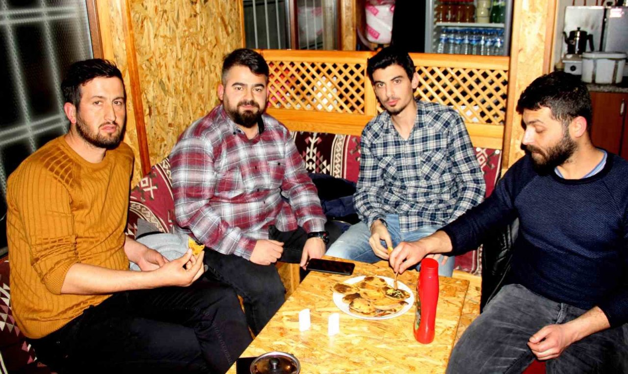 Erzincan’da kış gecelerinin vazgeçilmez lezzeti kaşarlı patates