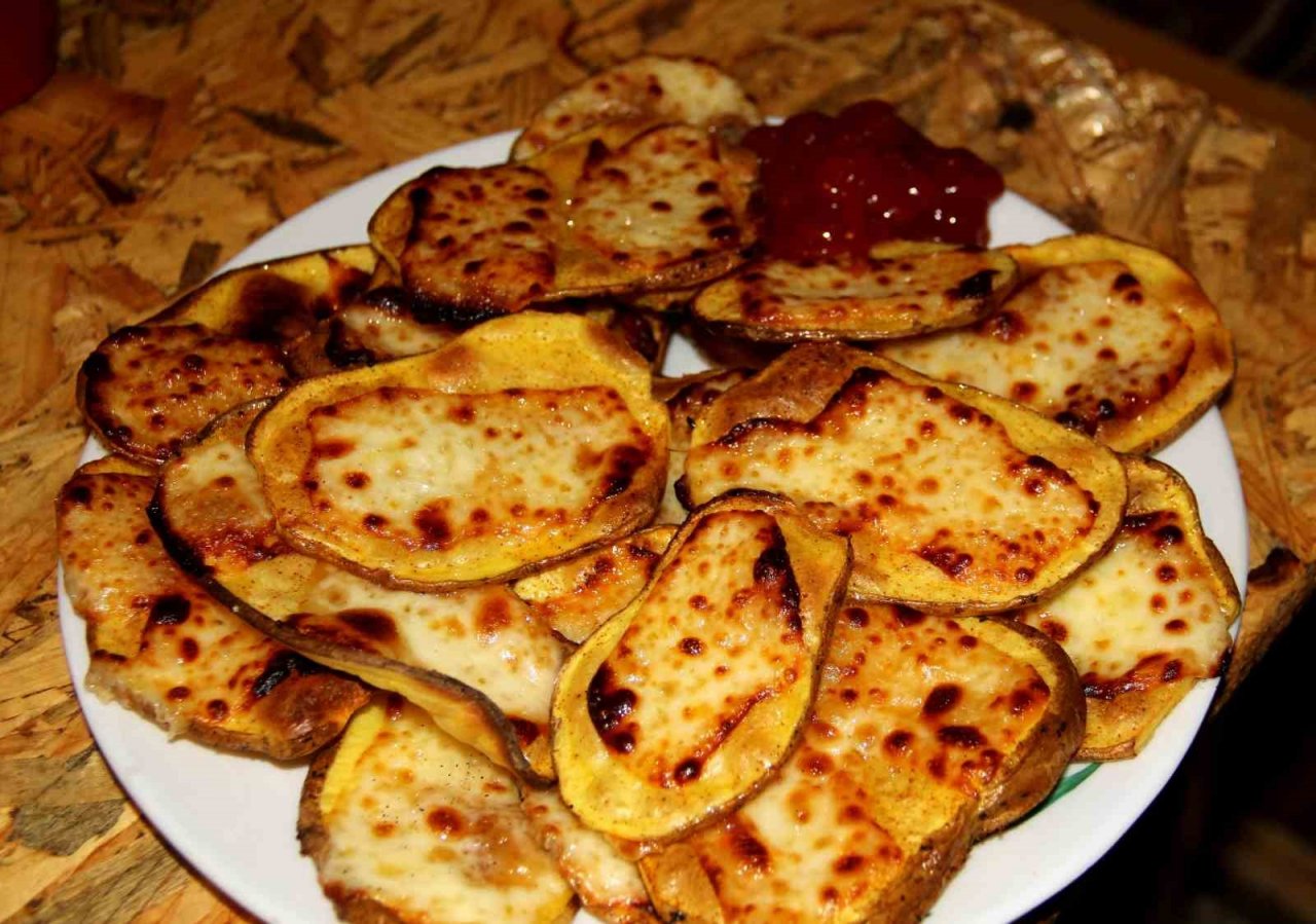 Erzincan’da kış gecelerinin vazgeçilmez lezzeti kaşarlı patates