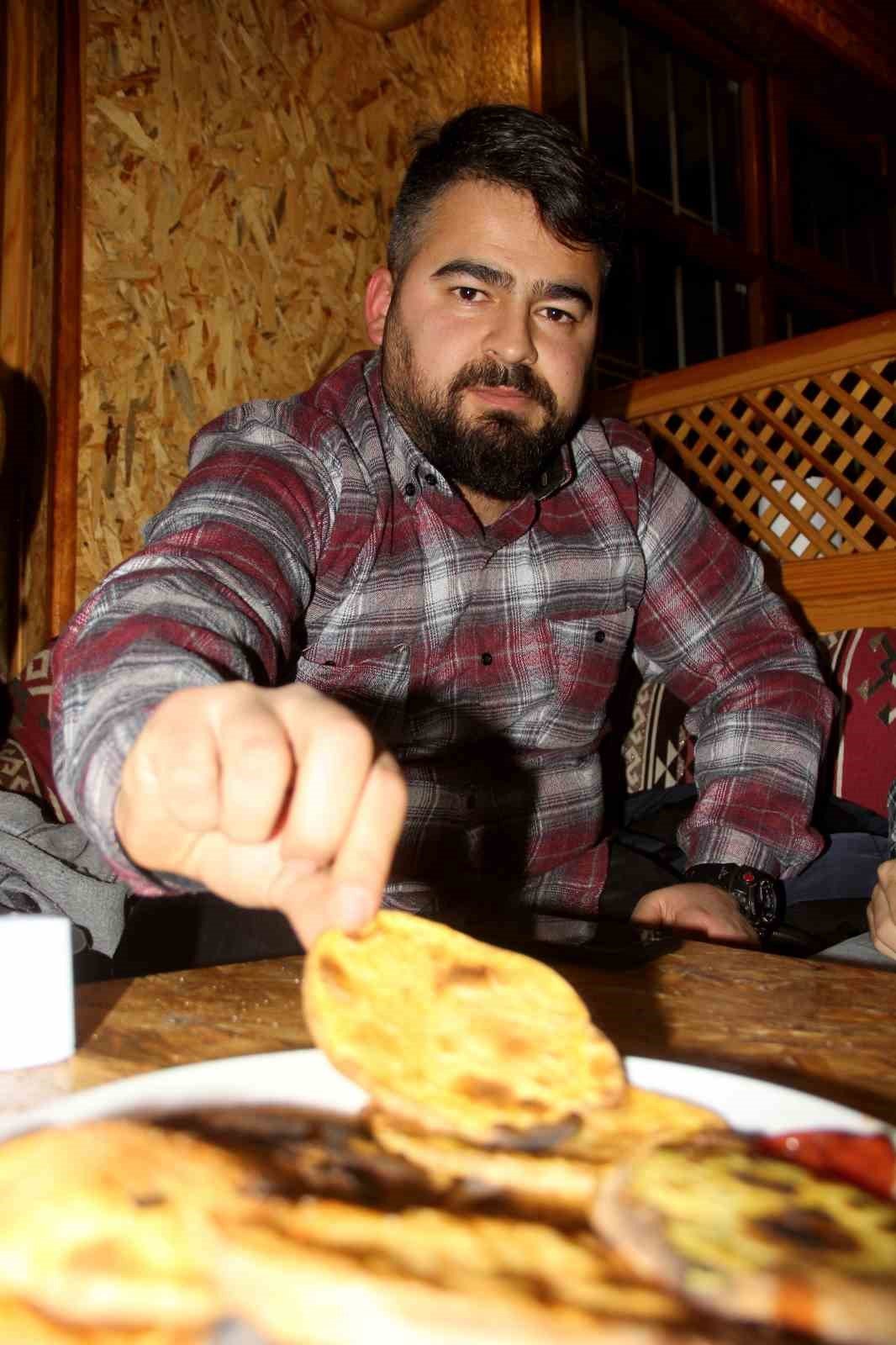 Erzincan’da kış gecelerinin vazgeçilmez lezzeti kaşarlı patates