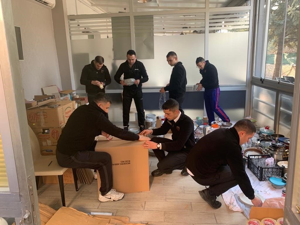 Jandarma personelleri depremzedelere yardım malzemesi gönderdi