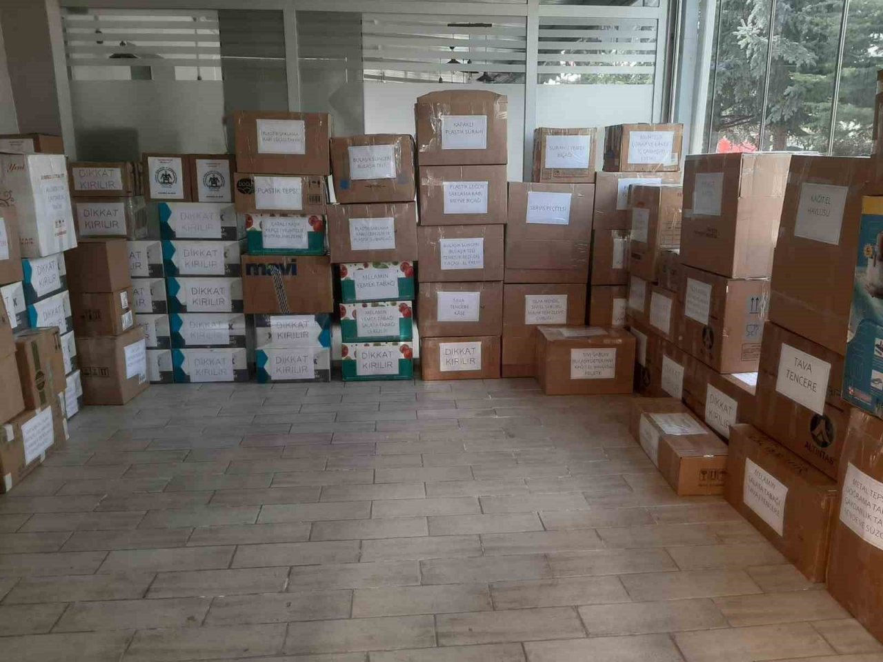 Jandarma personelleri depremzedelere yardım malzemesi gönderdi