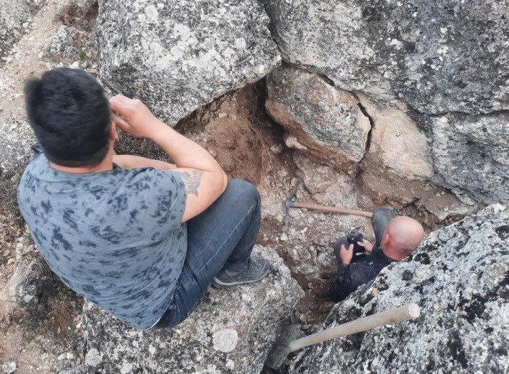 Kaçak kazı yapan 2 kişi suçüstü yakalandı