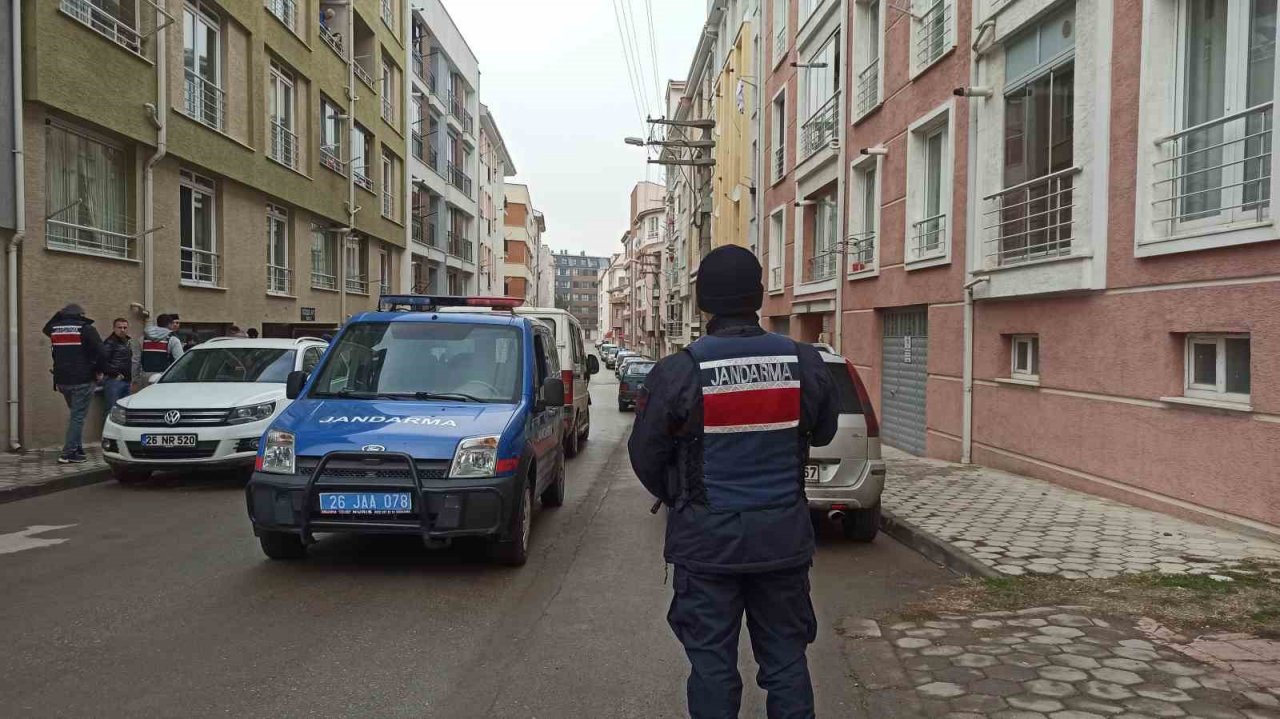 Eskişehir’de aksiyon filmlerini aratmayan kovalamaca; 1 polis memuru yaralı