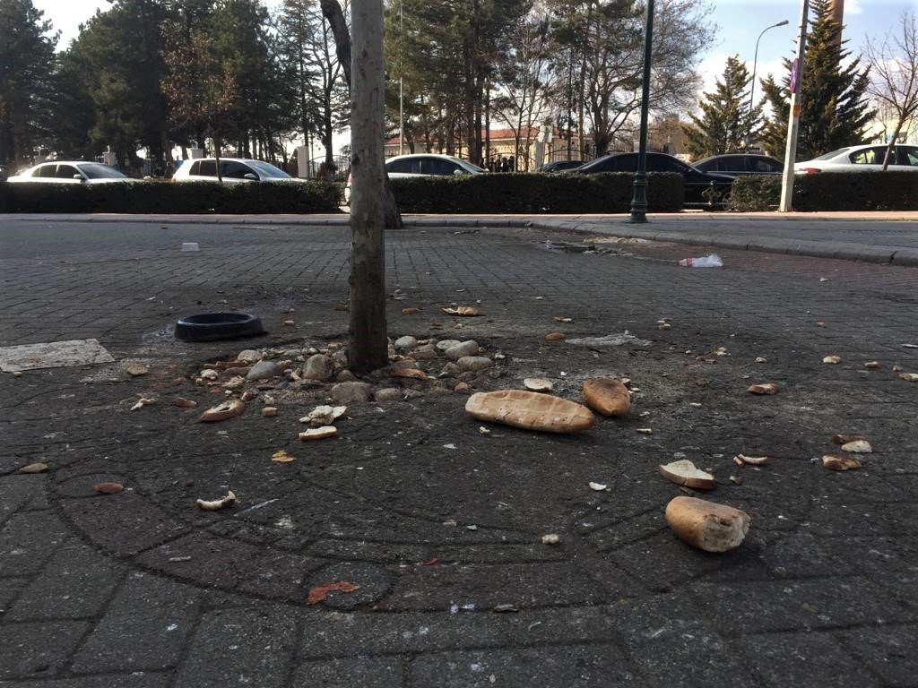 Sokaklardaki ekmek parçaları