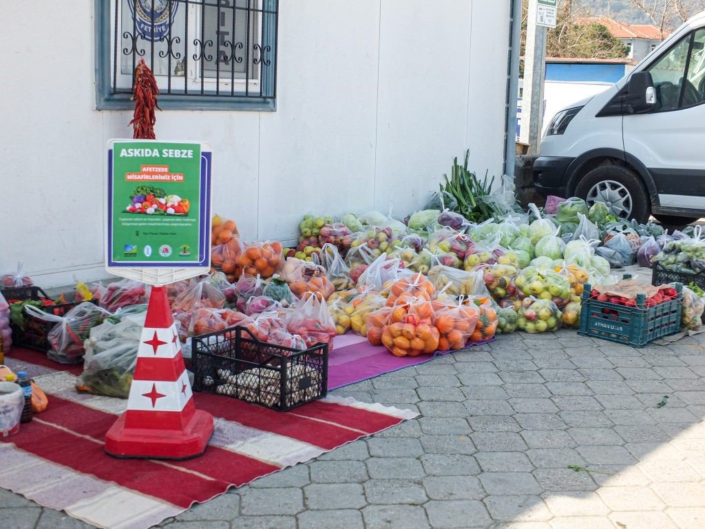 Fethiye’de ’Askıda Sebze Ve Meyve’ ile depremzedelere yardım edilecek