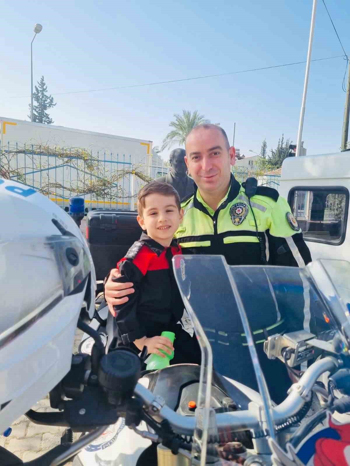 Fethiye’de polis ekipleri mesleklerini öğrencilere anlatıyor