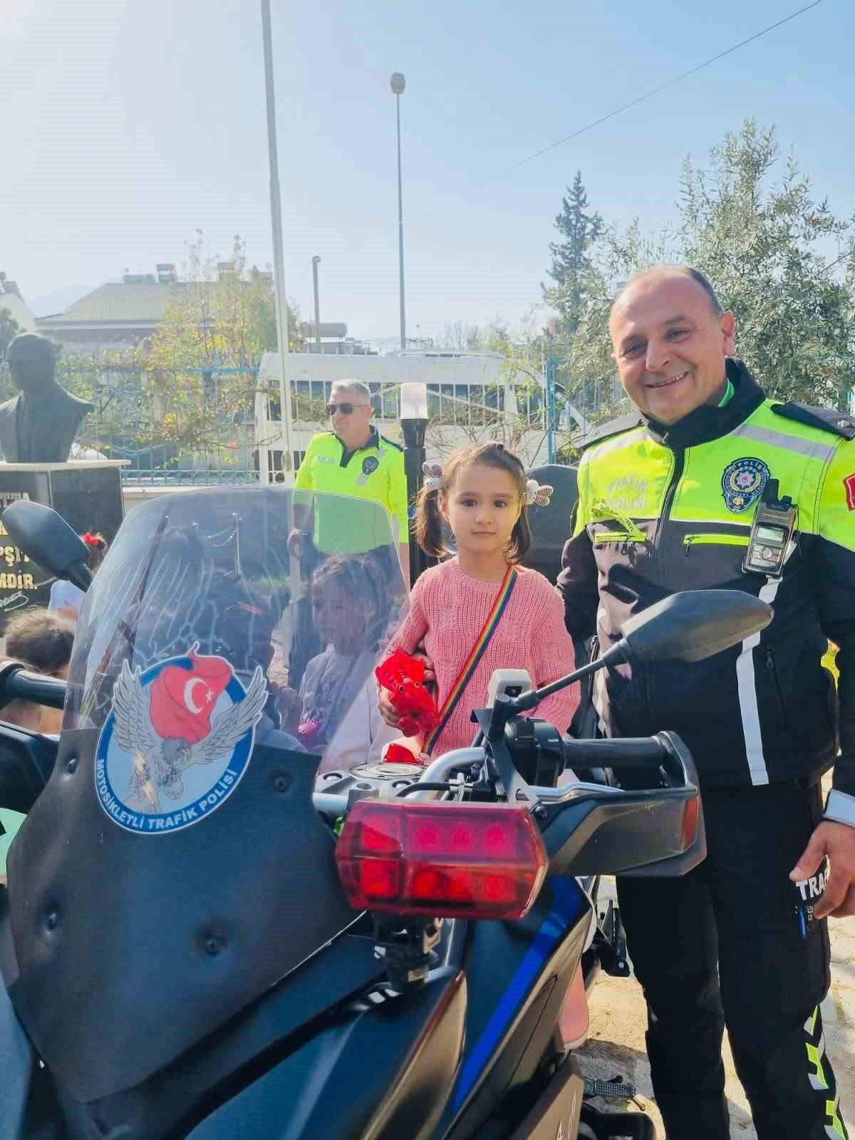 Fethiye’de polis ekipleri mesleklerini öğrencilere anlatıyor