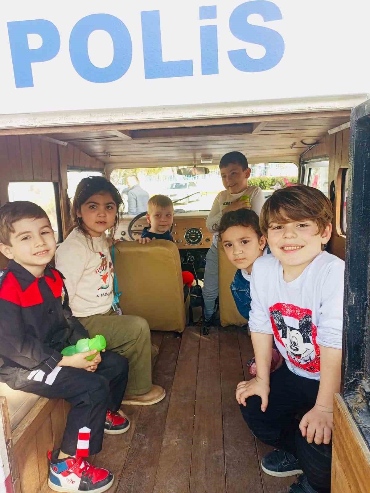 Fethiye’de polis ekipleri mesleklerini öğrencilere anlatıyor