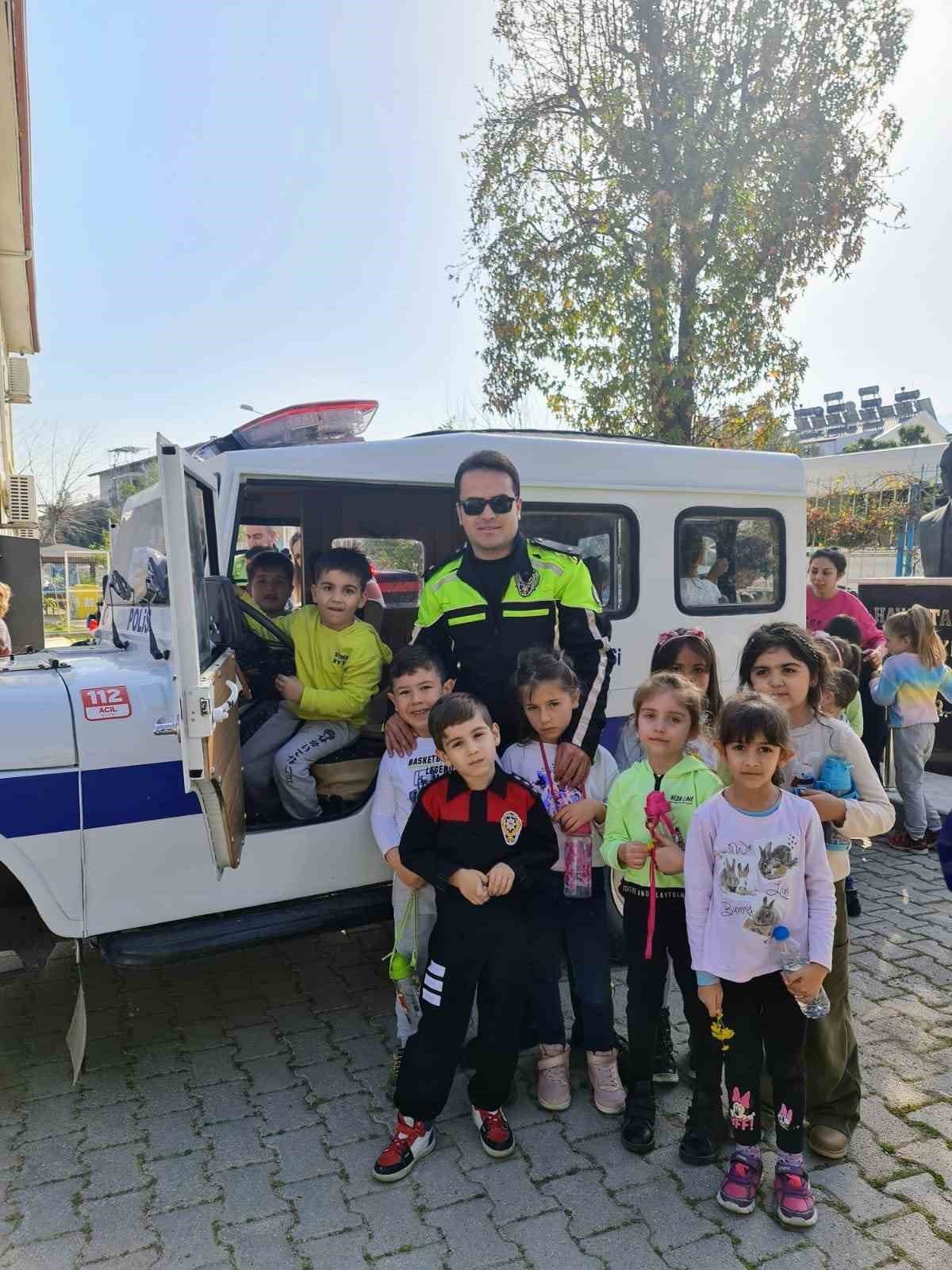 Fethiye’de polis ekipleri mesleklerini öğrencilere anlatıyor