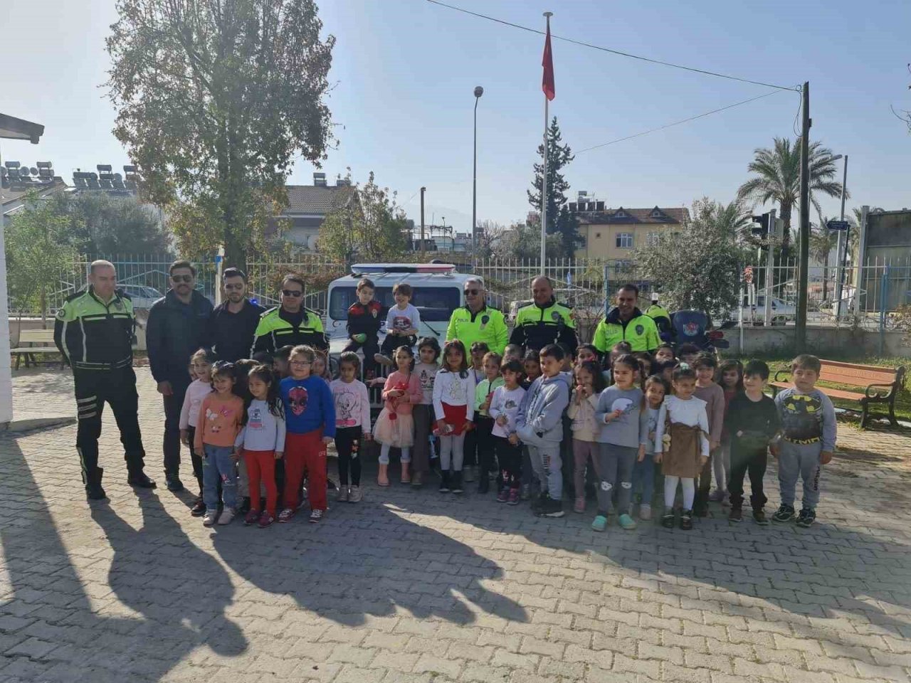Fethiye’de polis ekipleri mesleklerini öğrencilere anlatıyor