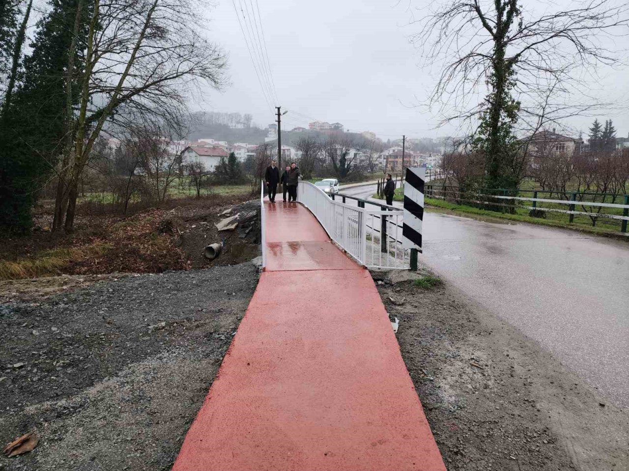 Gölcük’e iki yeni yaya köprüsü yapıldı