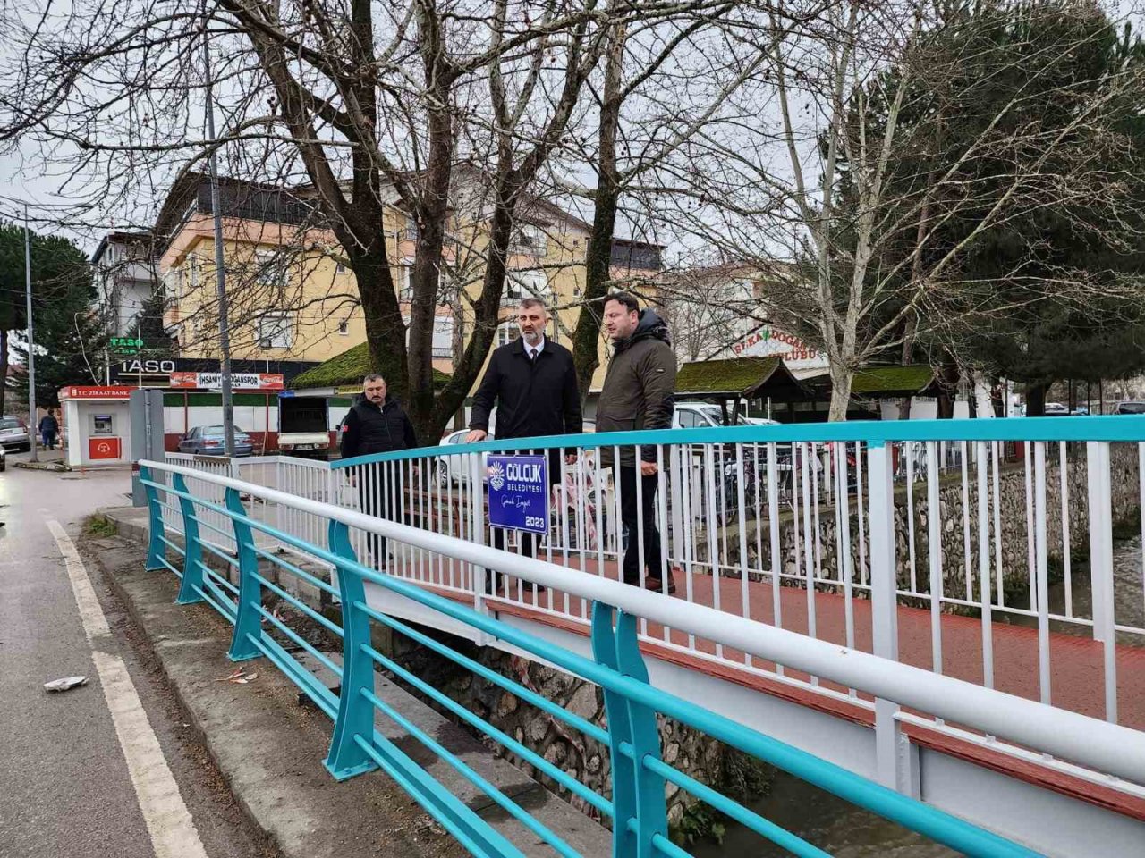 Gölcük’e iki yeni yaya köprüsü yapıldı