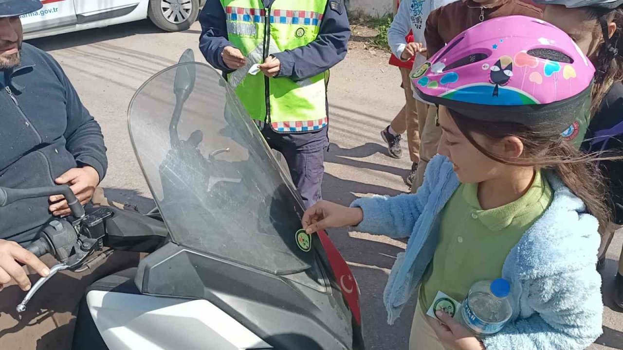 Jandarma öğrencilere kask eğitimi verdi