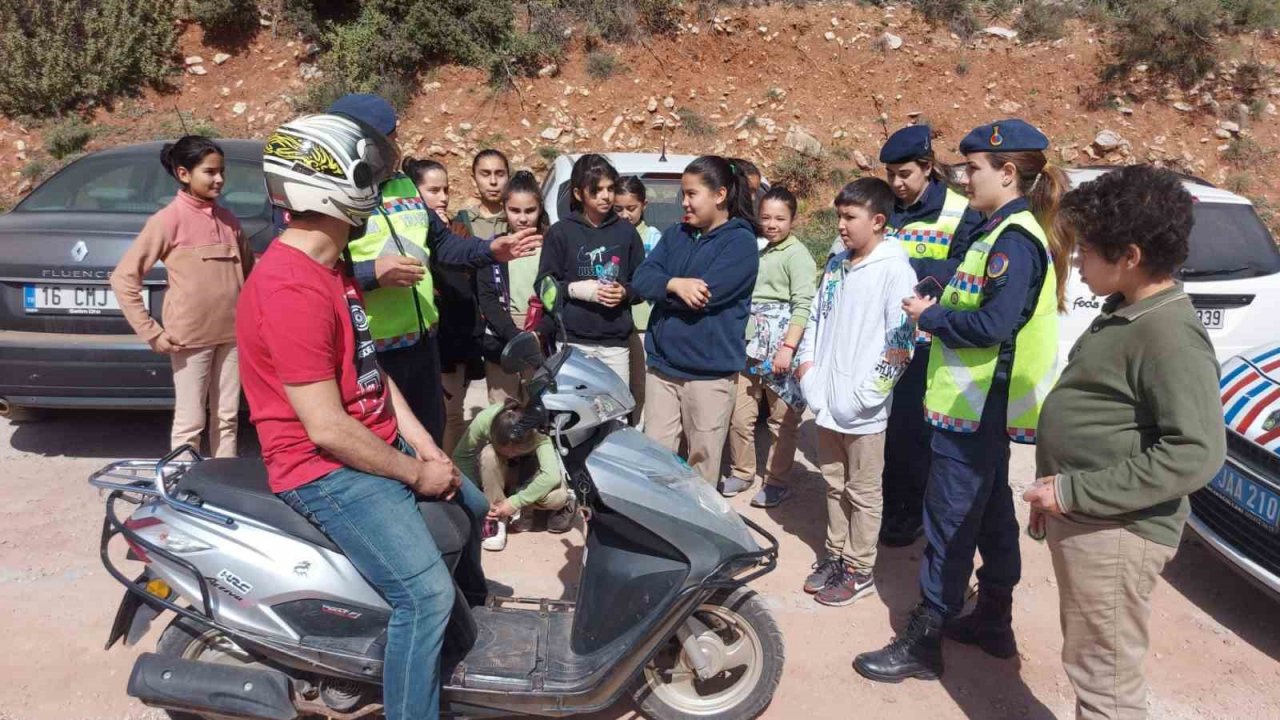 Jandarma öğrencilere kask eğitimi verdi