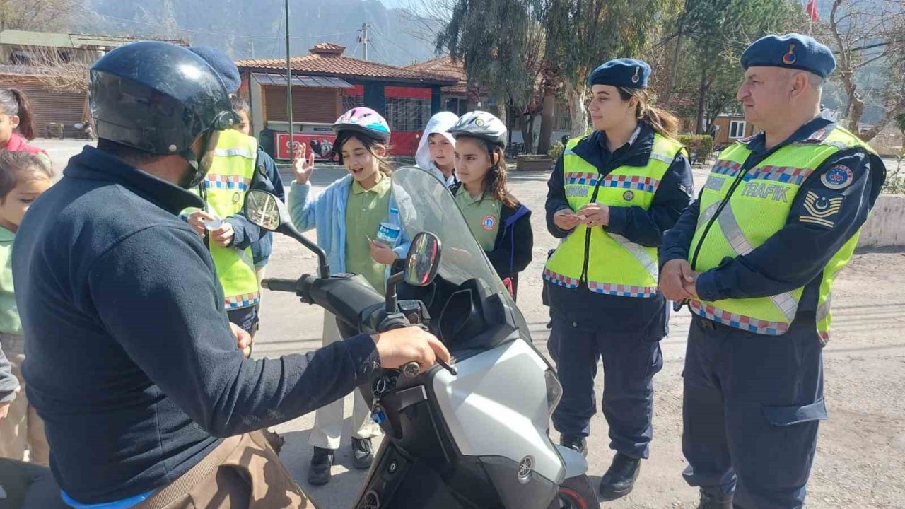 Jandarma öğrencilere kask eğitimi verdi