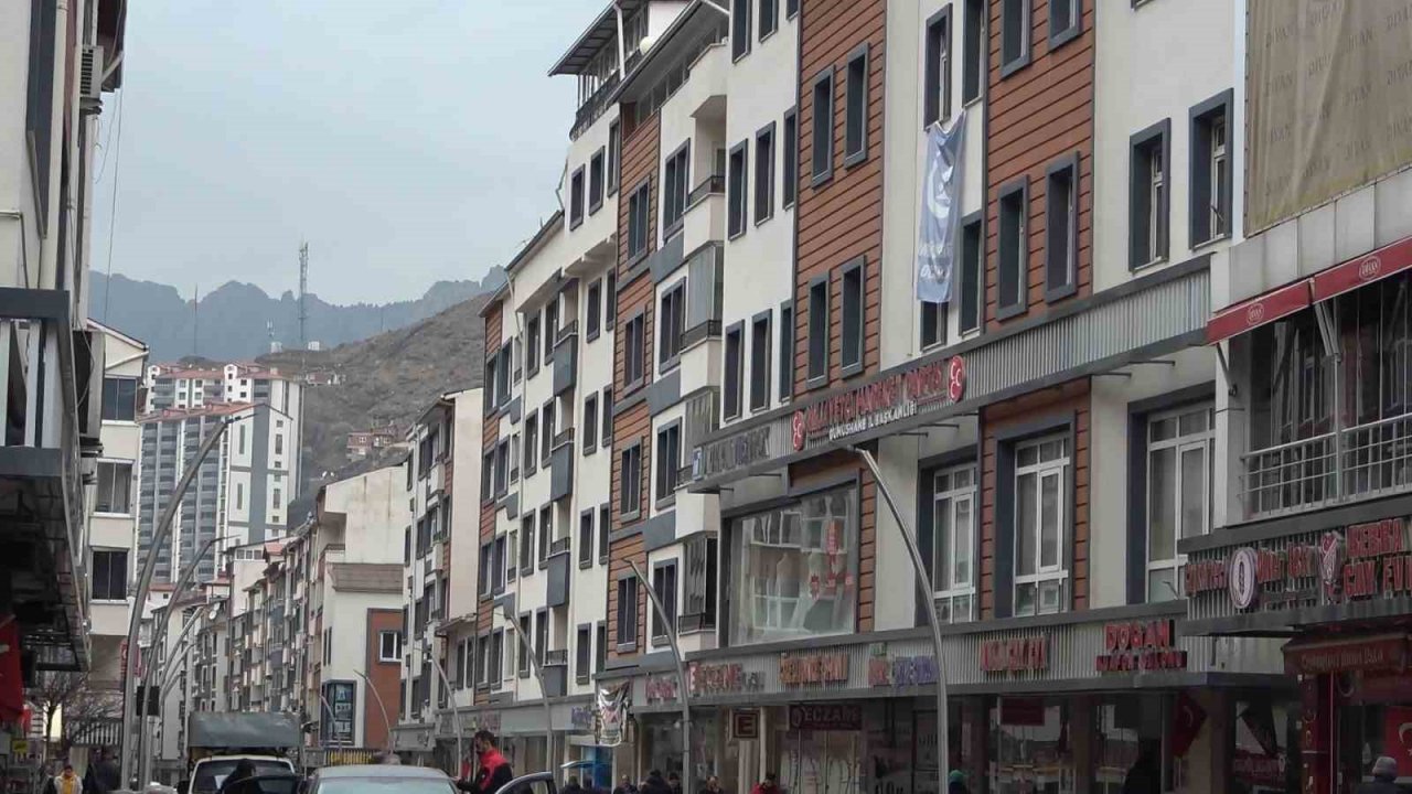 Gümüşhane’de kira fırsatçılarını utandıracak davranış, depremzedelere evlerini kira bedelsiz açtılar