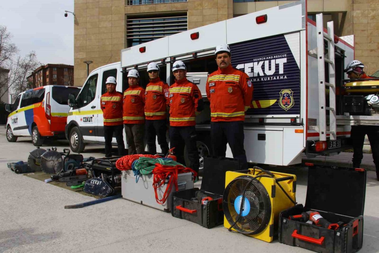 Enkazdan 40 kişiyi kurtaran CEKUT ekipleri yaşadıklarını anlattı