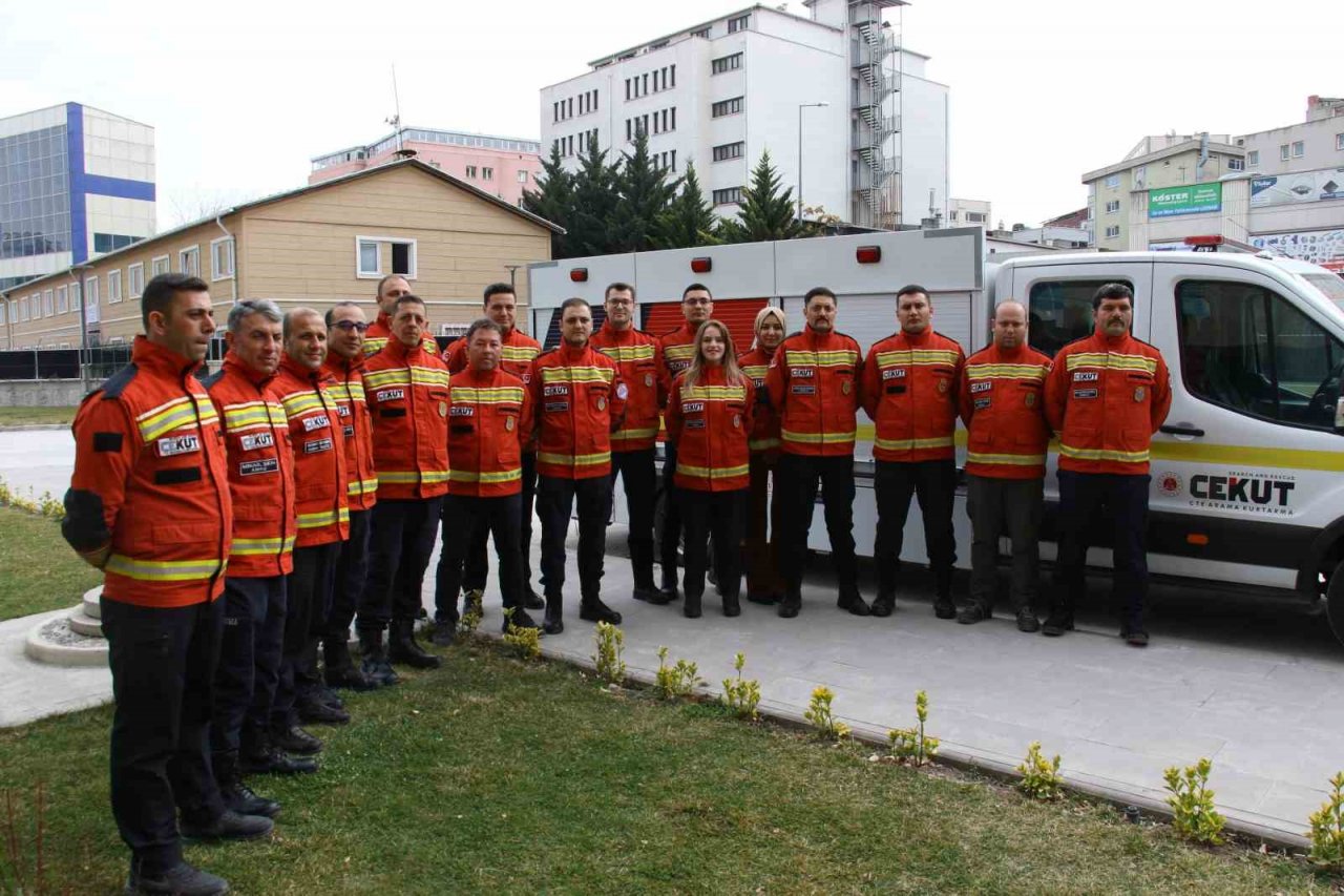 Enkazdan 40 kişiyi kurtaran CEKUT ekipleri yaşadıklarını anlattı