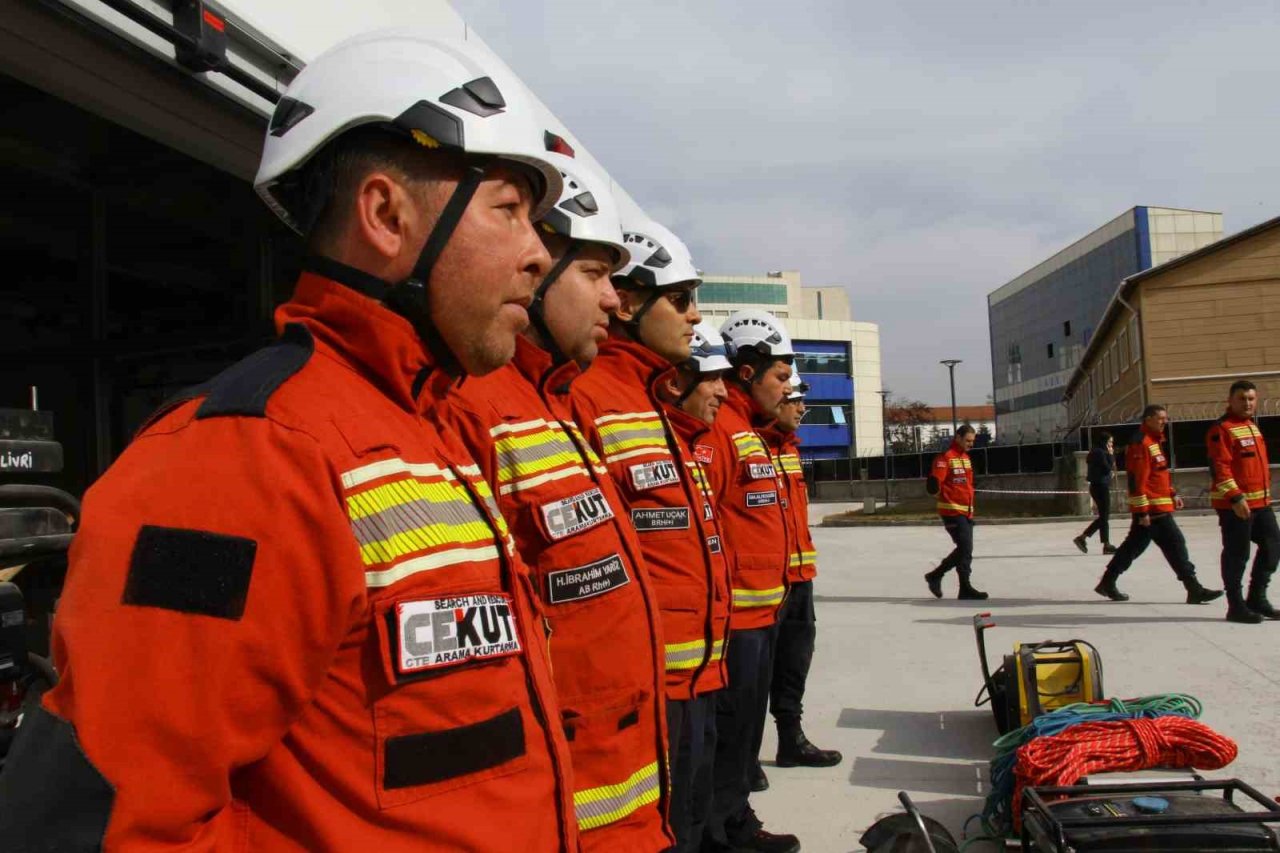 Enkazdan 40 kişiyi kurtaran CEKUT ekipleri yaşadıklarını anlattı