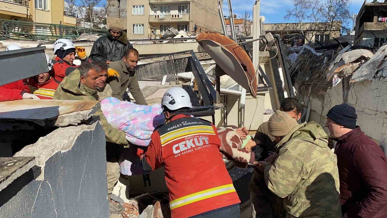 Enkazdan 40 kişiyi kurtaran CEKUT ekipleri yaşadıklarını anlattı