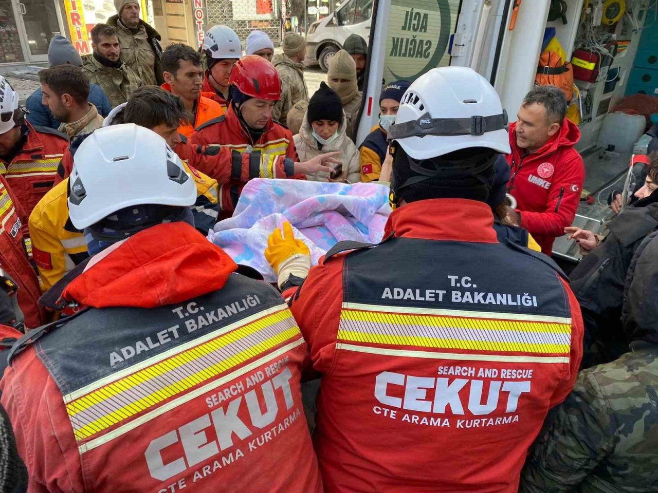 Enkazdan 40 kişiyi kurtaran CEKUT ekipleri yaşadıklarını anlattı