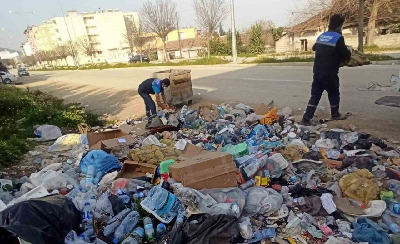 Siirt Belediyesi temizlik ekibi Hatay’da çöpleri topluyor