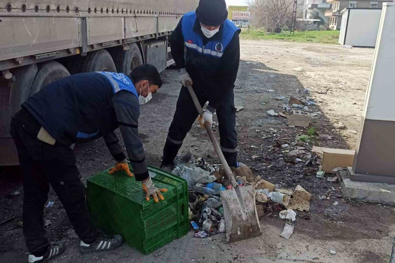 Siirt Belediyesi temizlik ekibi Hatay’da çöpleri topluyor