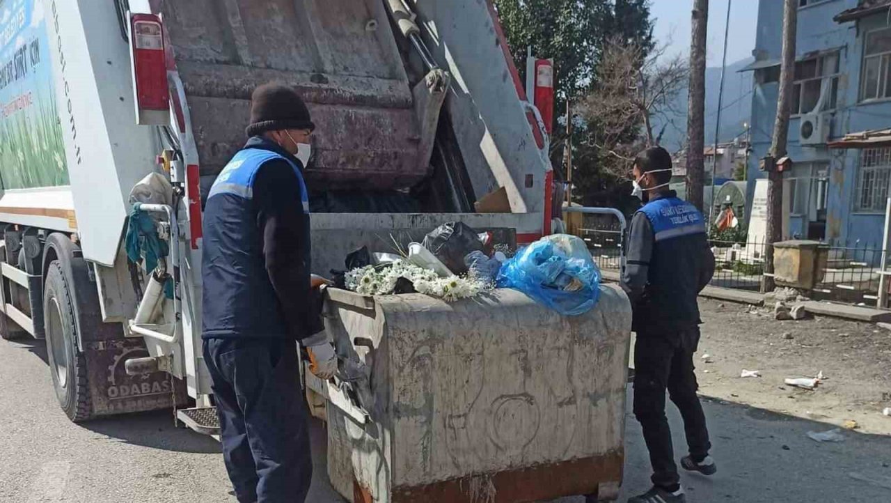 Siirt Belediyesi temizlik ekibi Hatay’da çöpleri topluyor