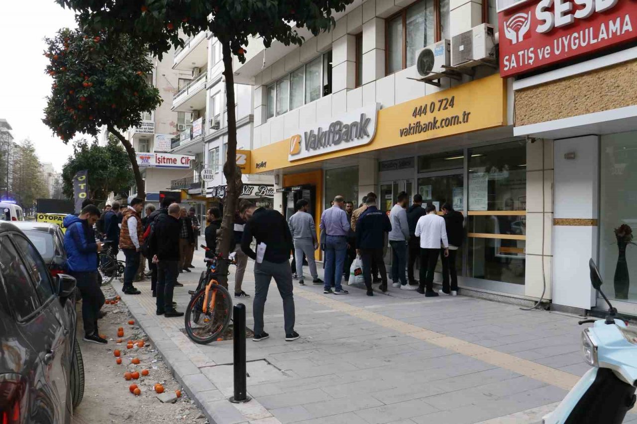 Deprem kredisi çekecek vatandaşlar bankaların önünde kuyruk oluşturdu