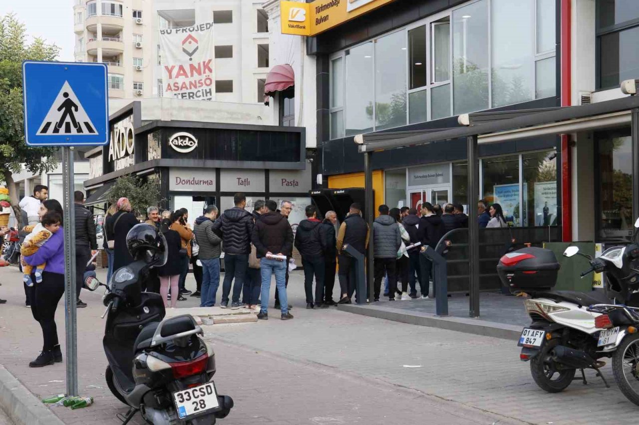 Deprem kredisi çekecek vatandaşlar bankaların önünde kuyruk oluşturdu