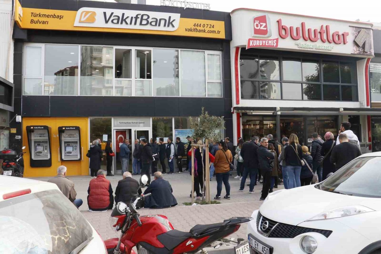 Deprem kredisi çekecek vatandaşlar bankaların önünde kuyruk oluşturdu