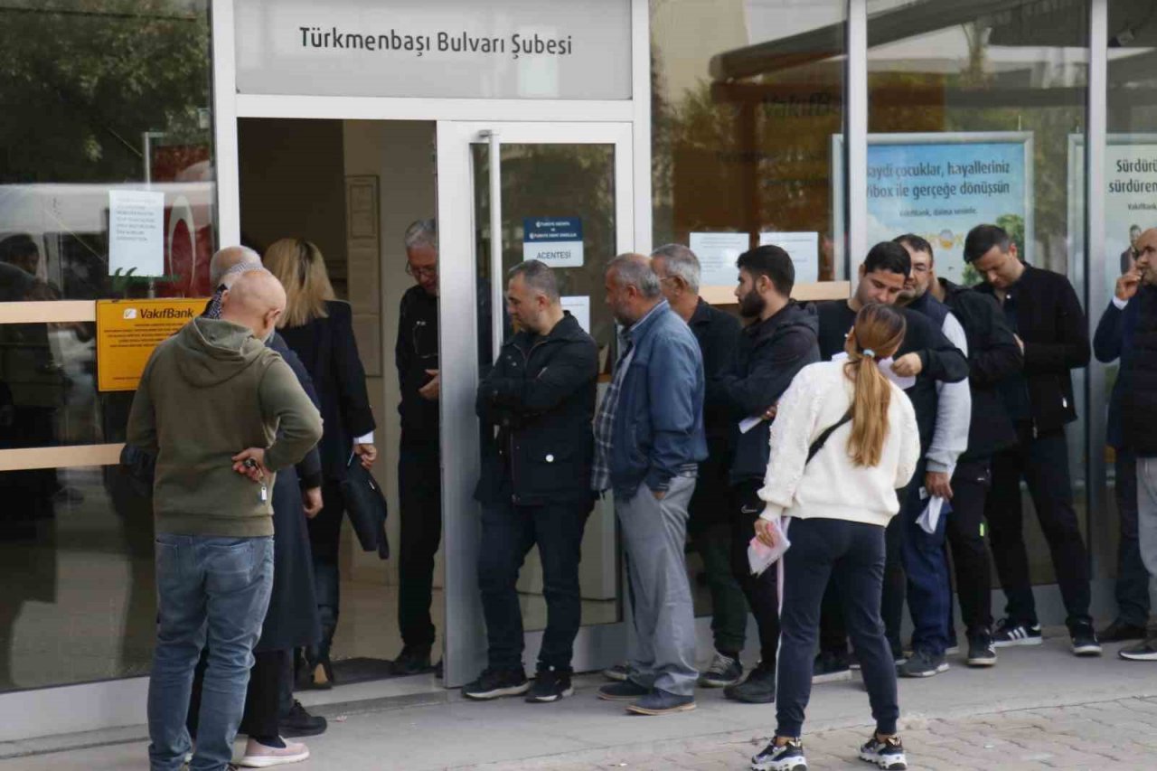 Deprem kredisi çekecek vatandaşlar bankaların önünde kuyruk oluşturdu