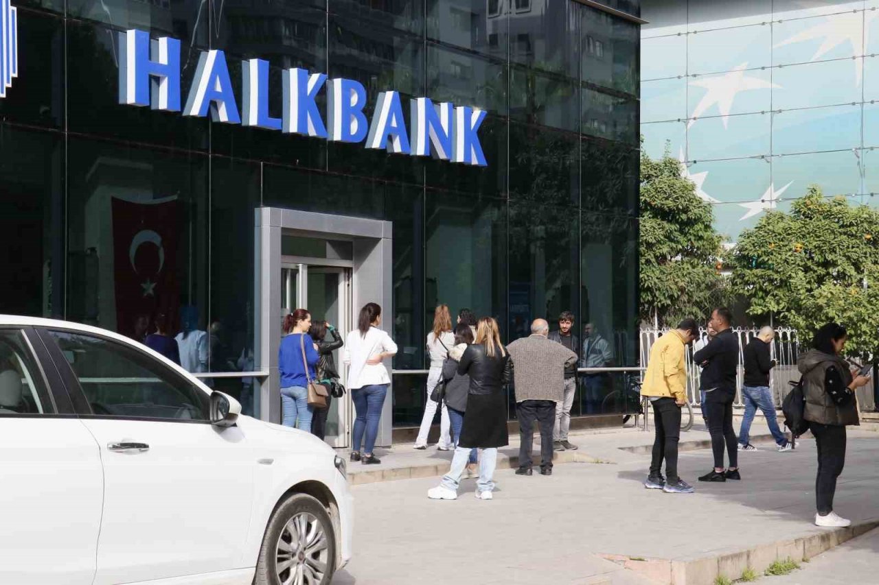Deprem kredisi çekecek vatandaşlar bankaların önünde kuyruk oluşturdu