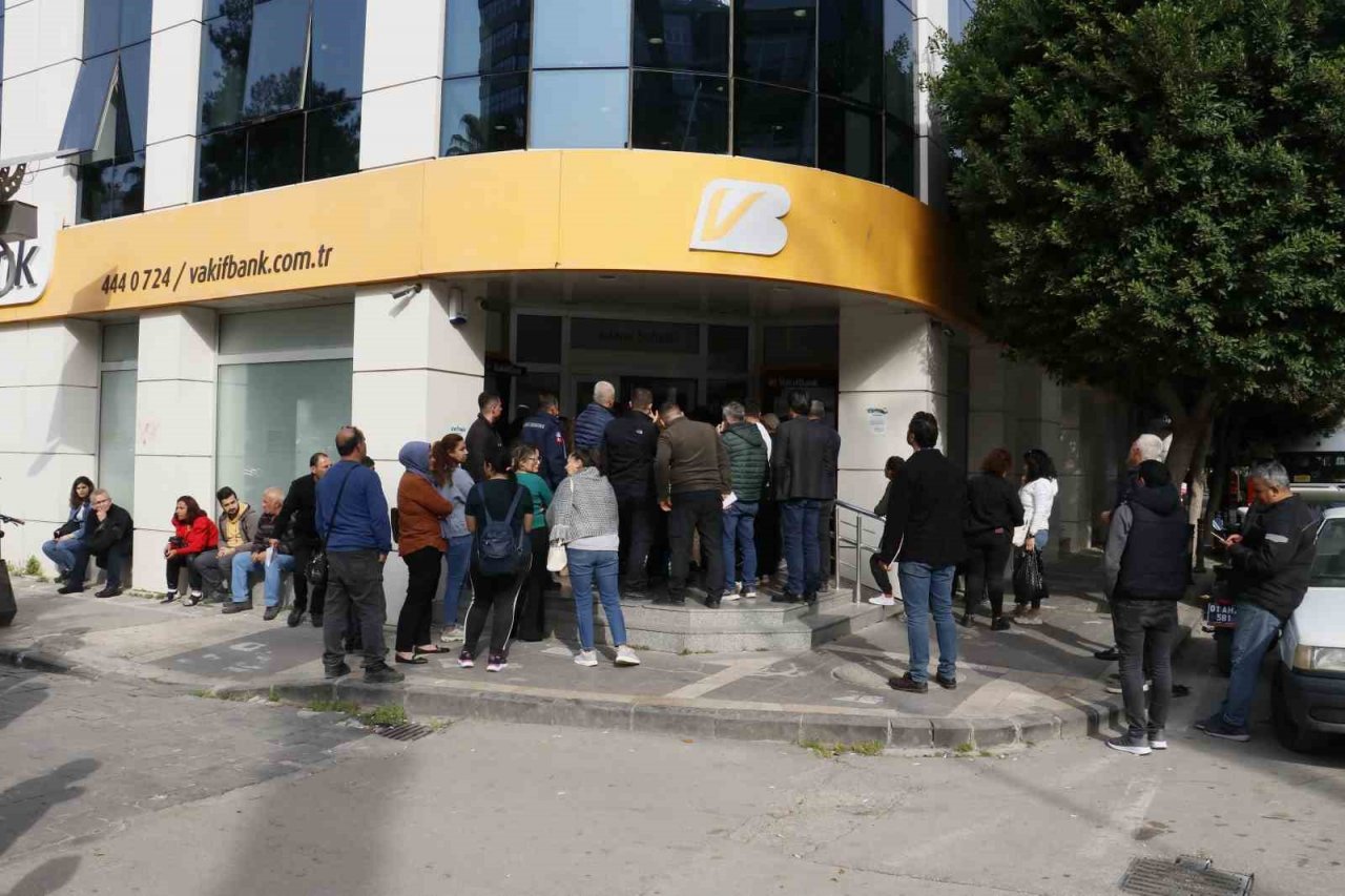 Deprem kredisi çekecek vatandaşlar bankaların önünde kuyruk oluşturdu