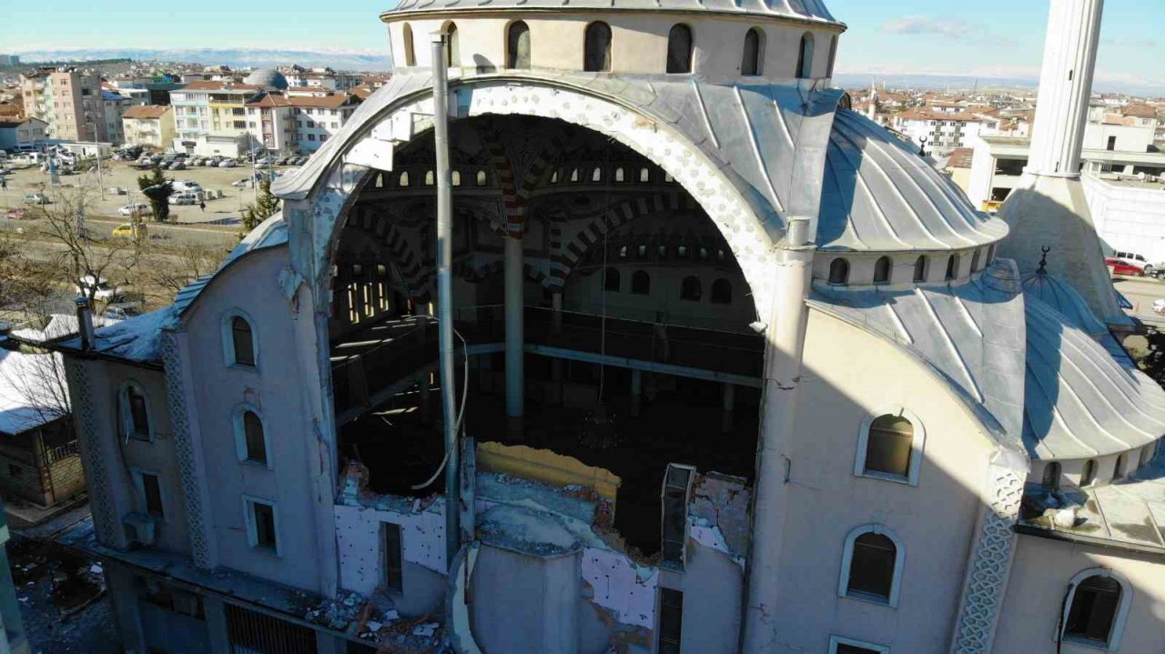 Malatya’da depremlerde 25 cami yıkılırken, 3 din görevlisi vefat etti